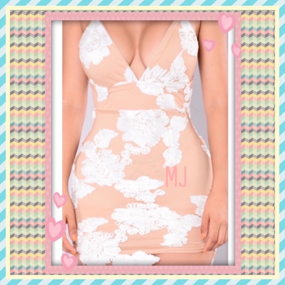 🎀Lace Maxi Dress🎀 - Picture 4 of 5